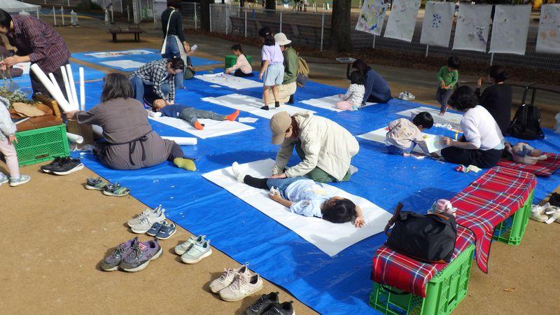 2025.10.27にじーなの日（～森でフロッタージュ～「模様で彩る等身大アート」）
