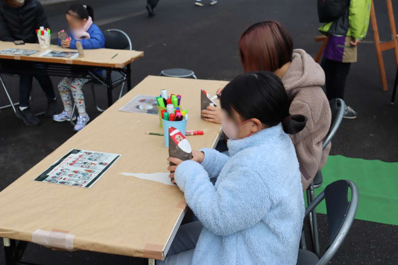 秋留台公園251221切り株サンタをつくろう (12)