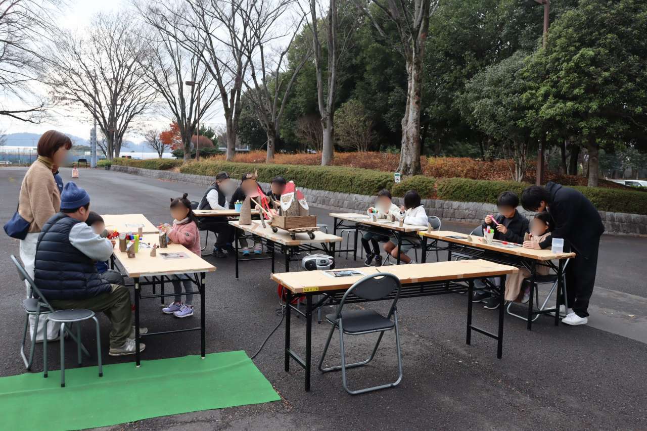 秋留台公園251221切り株サンタをつくろう (22)