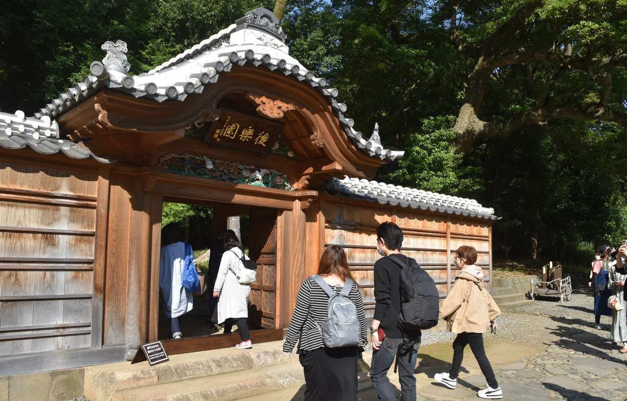 小石川後楽園221103唐門（開門） (5)