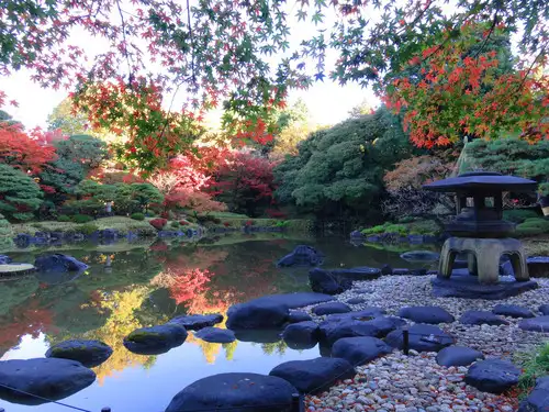 旧古河庭園221124枯滝からの紅葉(4)_05