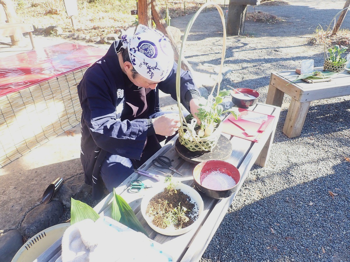 向島百花園241222伝統技能_献上七草籠 (6)