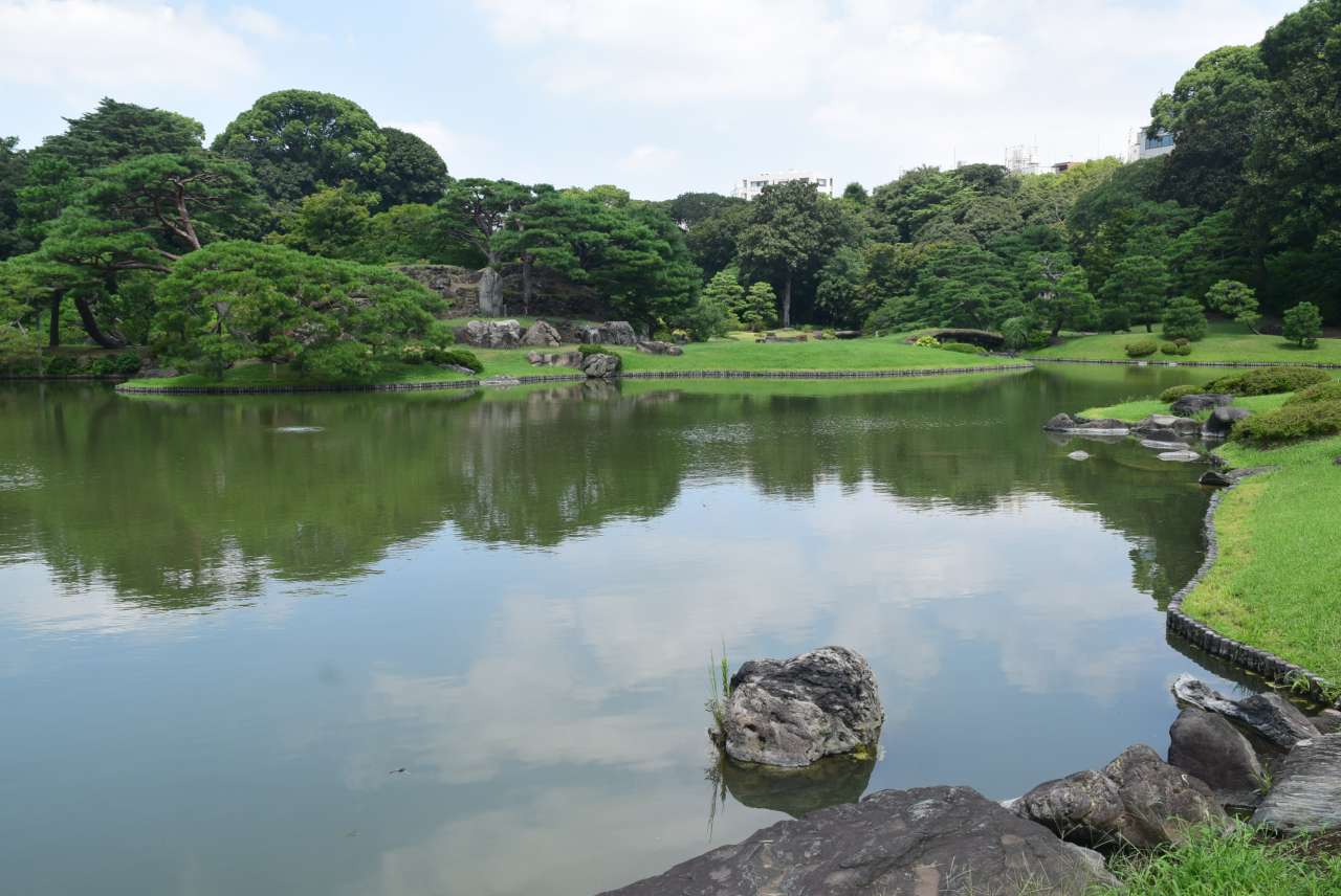 六義園250819中の島 (14)