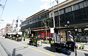商店街の中心の風情ある通りの写真