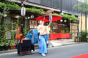 傘の上でコマ回しをしている大道芸人の写真