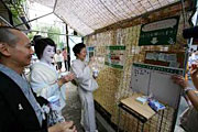 芸者さんが清涼体験している写真