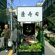 稼働式タンブラーで街を巡回している写真