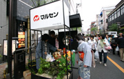 多くの人で賑わう商店街イベント写真