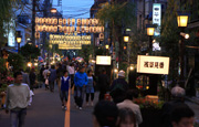 多くの人で賑わう商店街お祭りの写真