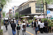 緑化施工後の町を人々が歩いている写真