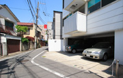 緑化施工前の緑の少ない住宅写真