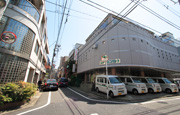 緑化施工前の緑の少ないマンション、施設写真