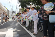街頭で緑化の効果を伝えるイベント写真