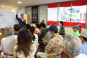 屋内で緑化事例の解説をしている写真