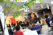 緑化PRイベントでバンド演奏している写真