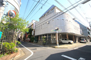緑化施工後のマンション路面写真