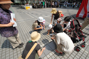 まちなかで緑化PRしている写真