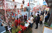 多くの人で賑わう商店街イベント写真