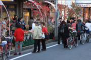 商店街が賑わっている写真