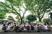 公園で人々が集まりワークショップを行っている写真