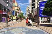 高さのある街路樹はあるが、通りに奥行きがあるので緑が途切れてしまっている写真