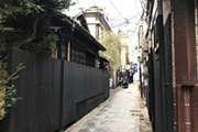 きれいに整理されている黒塀通り写真