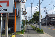緑化施工前の緑の少ない歩道の写真