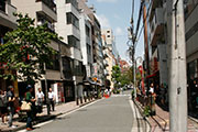 緑化施工前の緑の少ない通りの写真