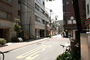 緑化施工前で緑が少なく閑散とした街並み写真