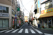 緑化施工前の緑の少ない通りの写真