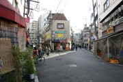緑化施工前で緑が少なく閑散とした街並み写真
