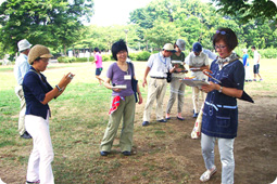 野外で自治体向け研修をしているしている写真