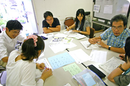 会議室でテーブルを囲んで自治体向け研修をしているしている写真