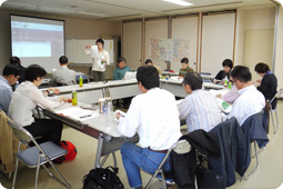 会議室講座を聞いている写真