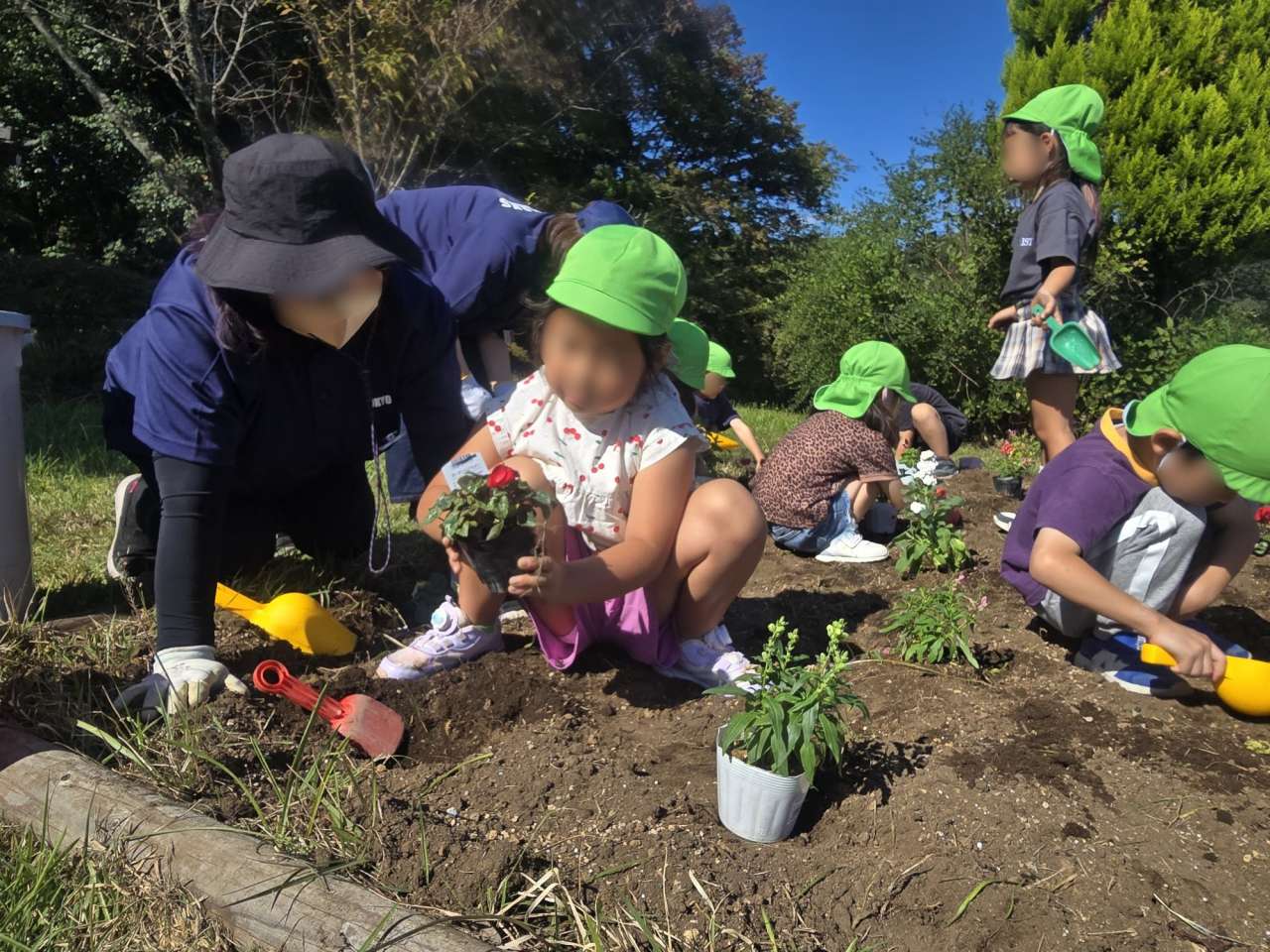 R8花苗植え城山園児と職員モザイク