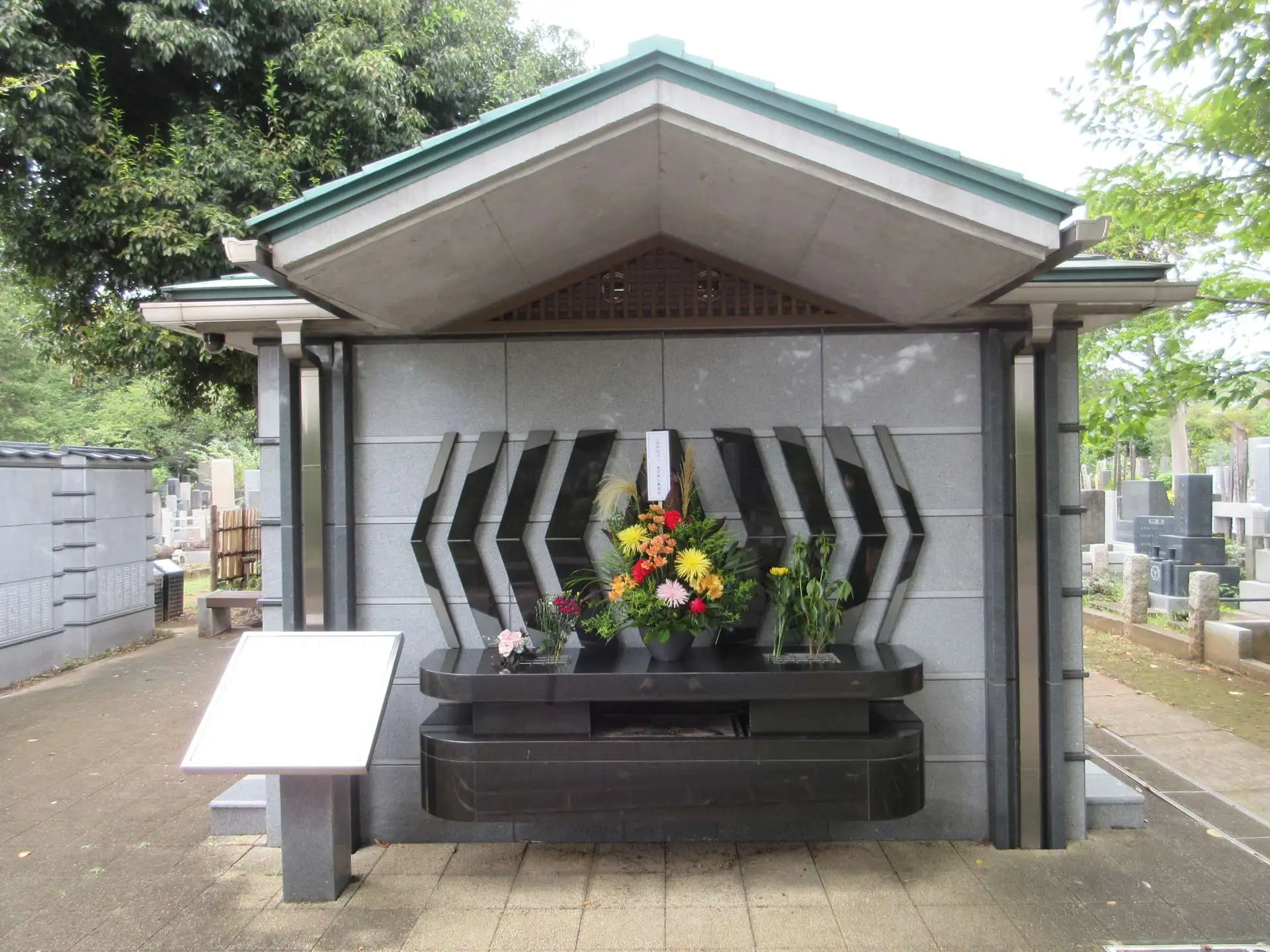 立体埋蔵施設の献花を行いました_01