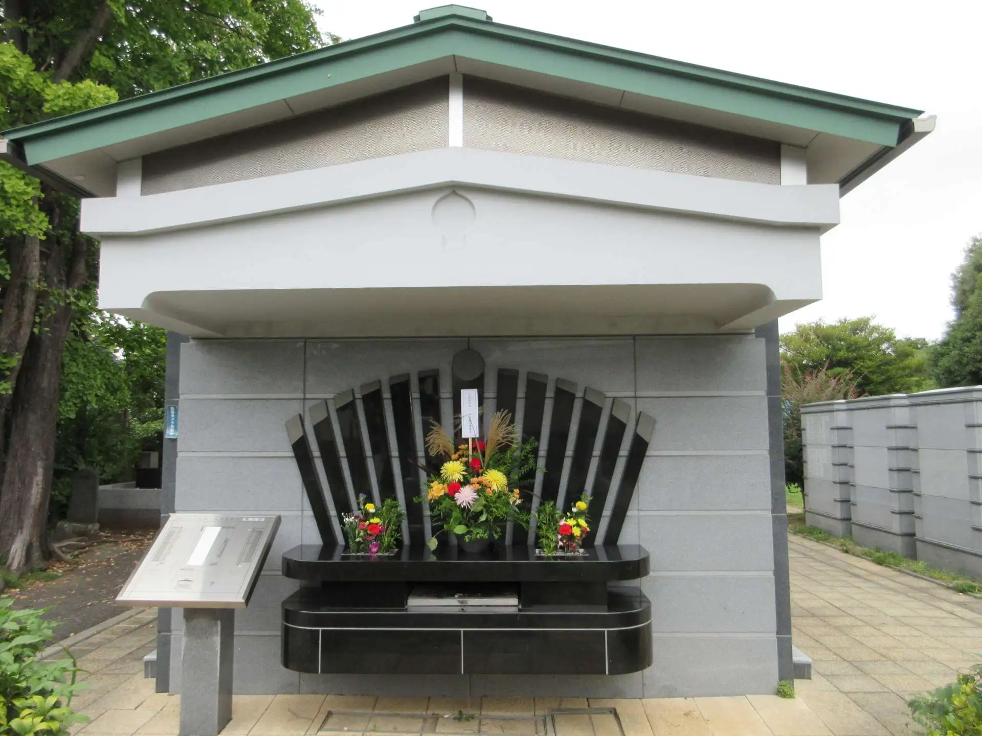 立体埋蔵施設の献花を行いました_04