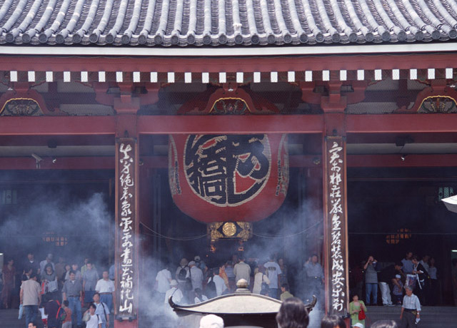 神社に参拝する人々の写真