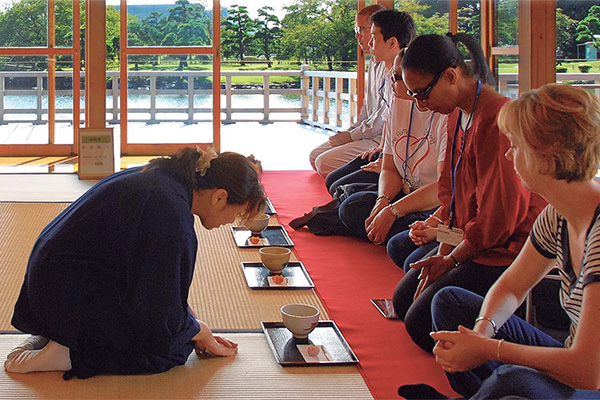 茶道を体験する人々の写真